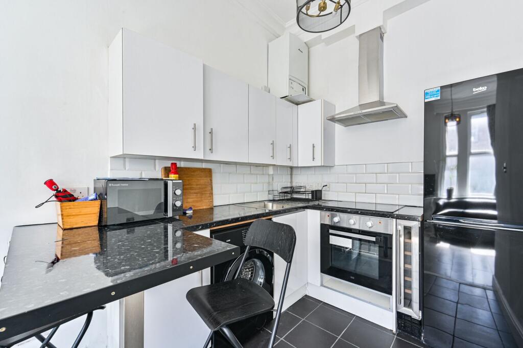 2 bed 1st Floor Flat for rent in London. From Foxtons - Fulham Broadway
