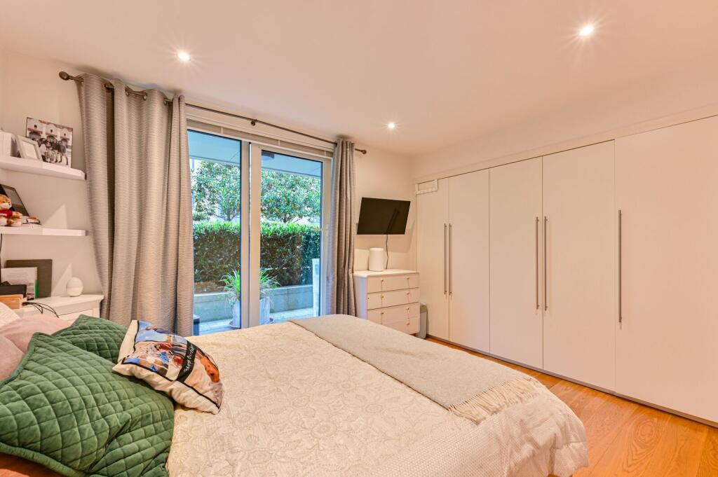 3 bed 1st Floor Flat for rent in London. From Foxtons - Fulham Broadway