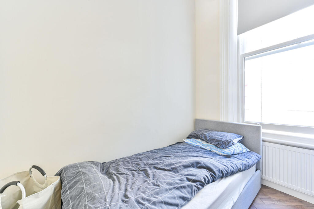 3 bed 1st Floor Flat for rent in Kensington. From Foxtons - Fulham Broadway