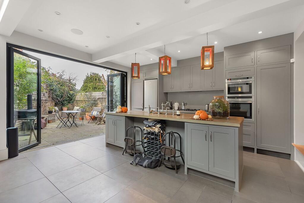 2 bed 1st Floor Flat for rent in Fulham. From Foxtons - Fulham Broadway