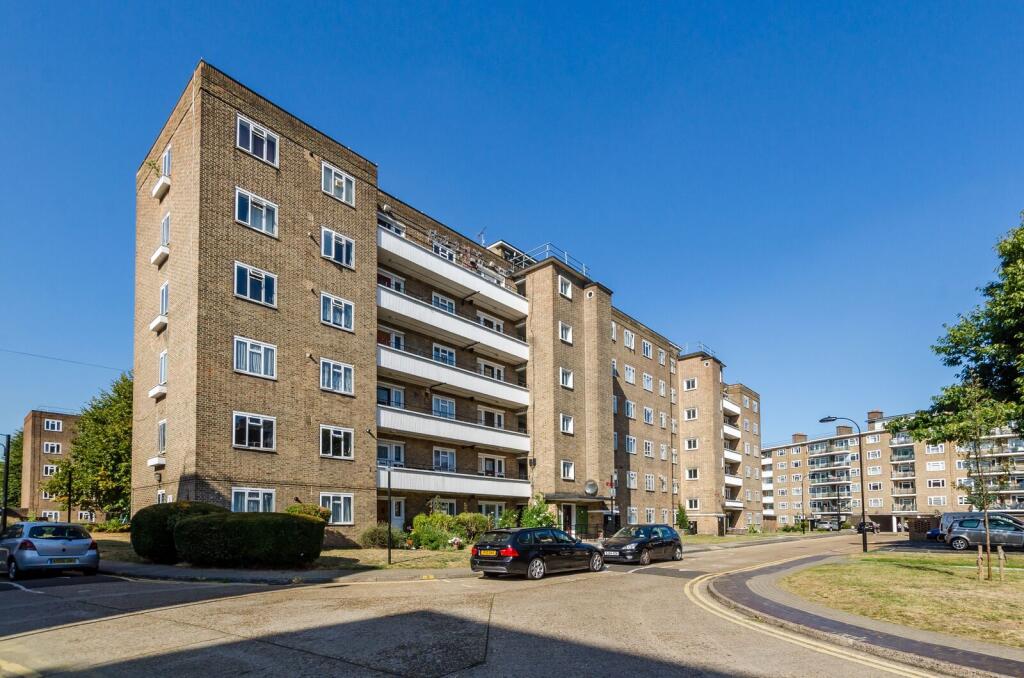 3 bed 1st Floor Flat for rent in Fulham. From Foxtons - Fulham Broadway