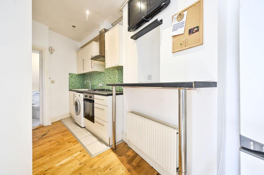 2 bed 1st Floor Flat for rent in London. From Foxtons - Fulham Broadway