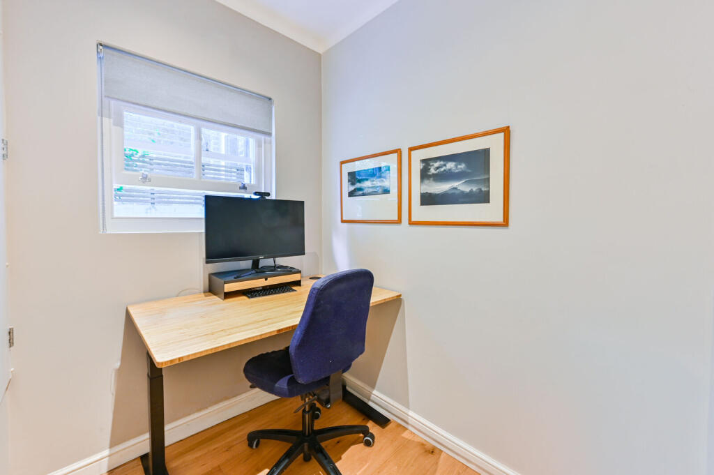 1 bed 1st Floor Flat for rent in London. From Foxtons - Fulham Broadway