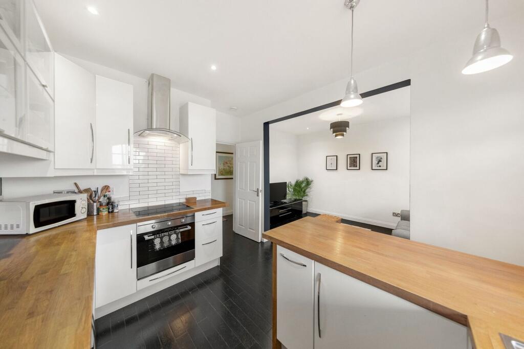 1 bed 1st Floor Flat for rent in Hammersmith. From Foxtons - Fulham Broadway