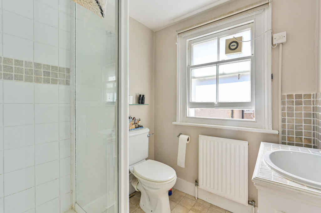 3 bed 1st Floor Flat for rent in Hammersmith. From Foxtons - Fulham Broadway