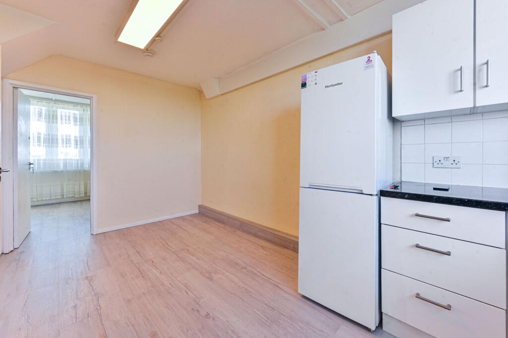 4 bed 1st Floor Flat for rent in Fulham. From Foxtons - Fulham Broadway