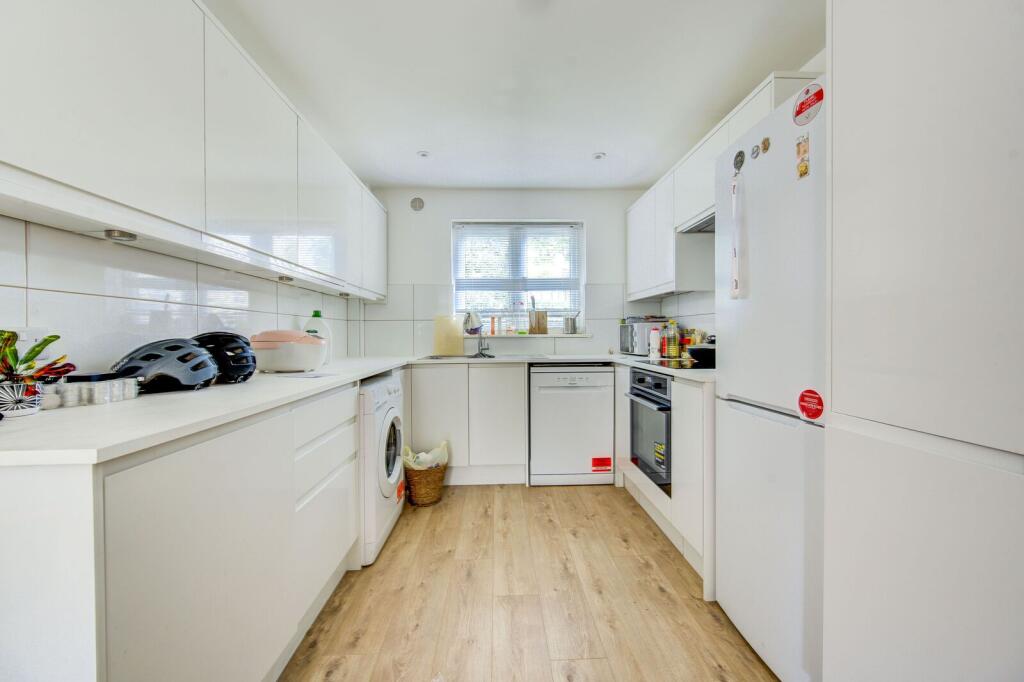 4 bed 1st Floor Flat for rent in London. From Foxtons - Fulham Broadway