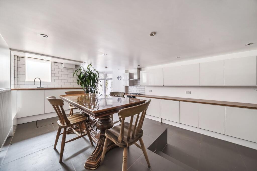 2 bed 1st Floor Flat for rent in London. From Foxtons - Fulham Broadway 2 bed 1st Floor Flat for rent in London. From Foxtons - Fulham Broadway