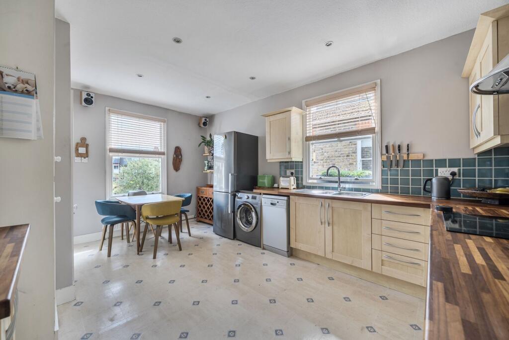 3 bed 1st Floor Flat for rent in London. From Foxtons - Fulham Broadway
