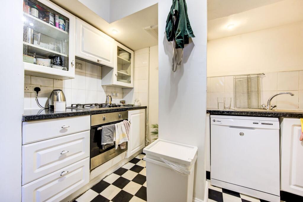 1 bed 1st Floor Flat for rent in Kensington. From Foxtons - Fulham Broadway