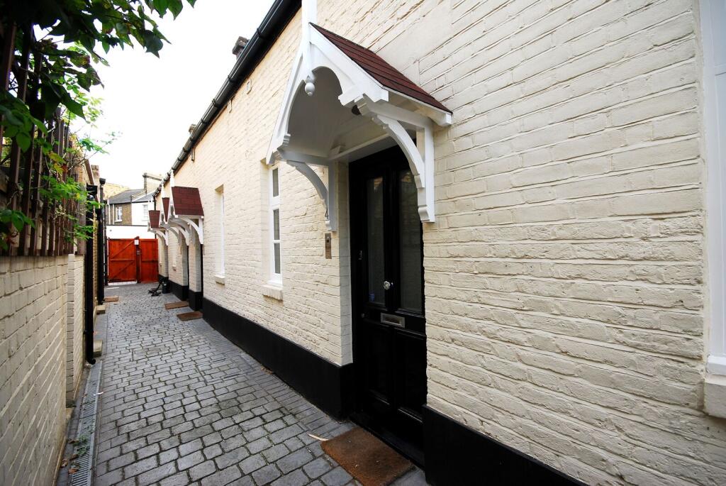 1 bed Mews for rent in London. From Foxtons - Fulham Broadway