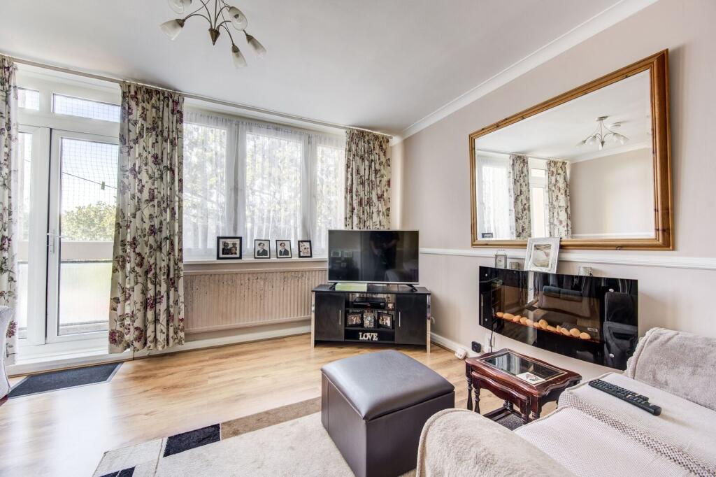 3 bed 1st Floor Flat for rent in London. From Foxtons - Fulham Broadway