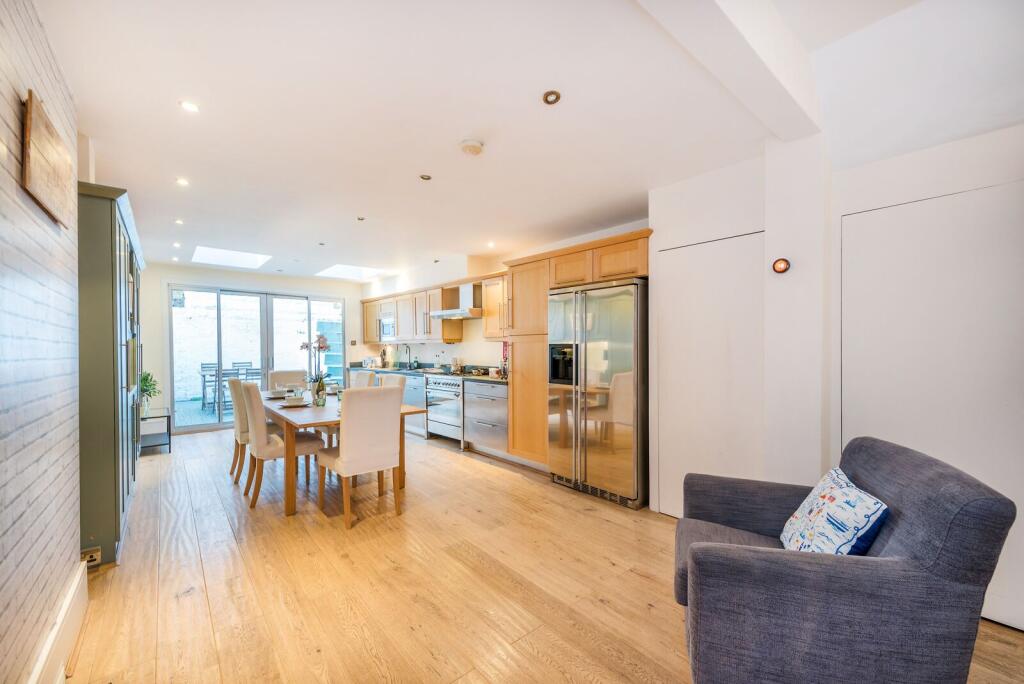 5 bed Semi Detached for rent in Fulham. From Foxtons - Fulham Broadway