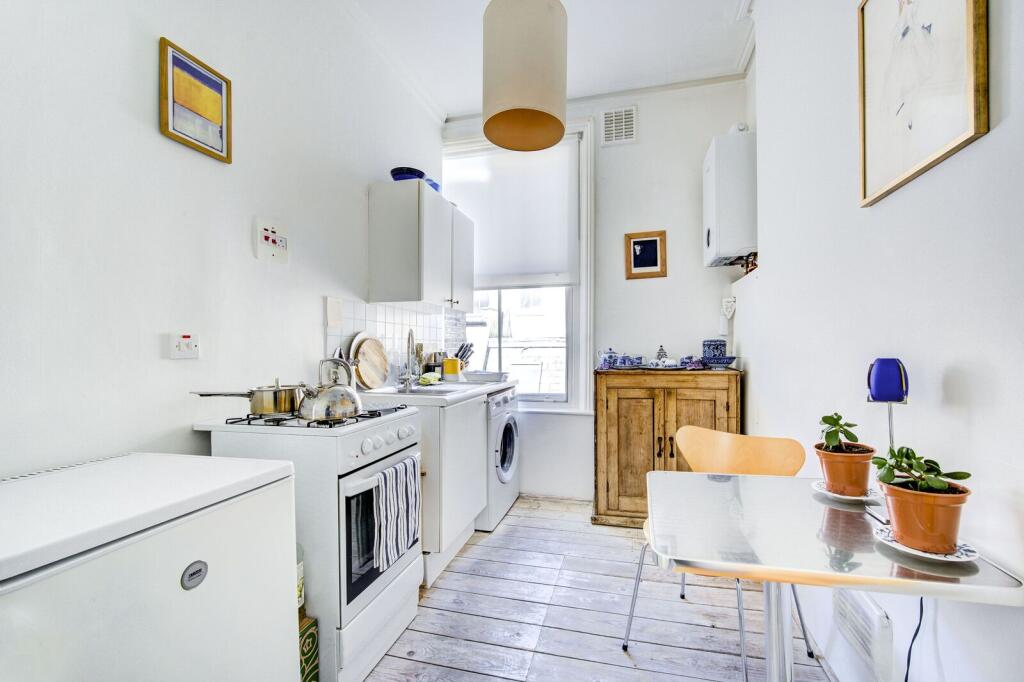 1 bed 1st Floor Flat for rent in London. From Foxtons - Fulham Broadway