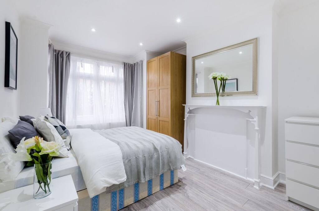 3 bed 1st Floor Flat for rent in London. From Foxtons - Fulham Broadway