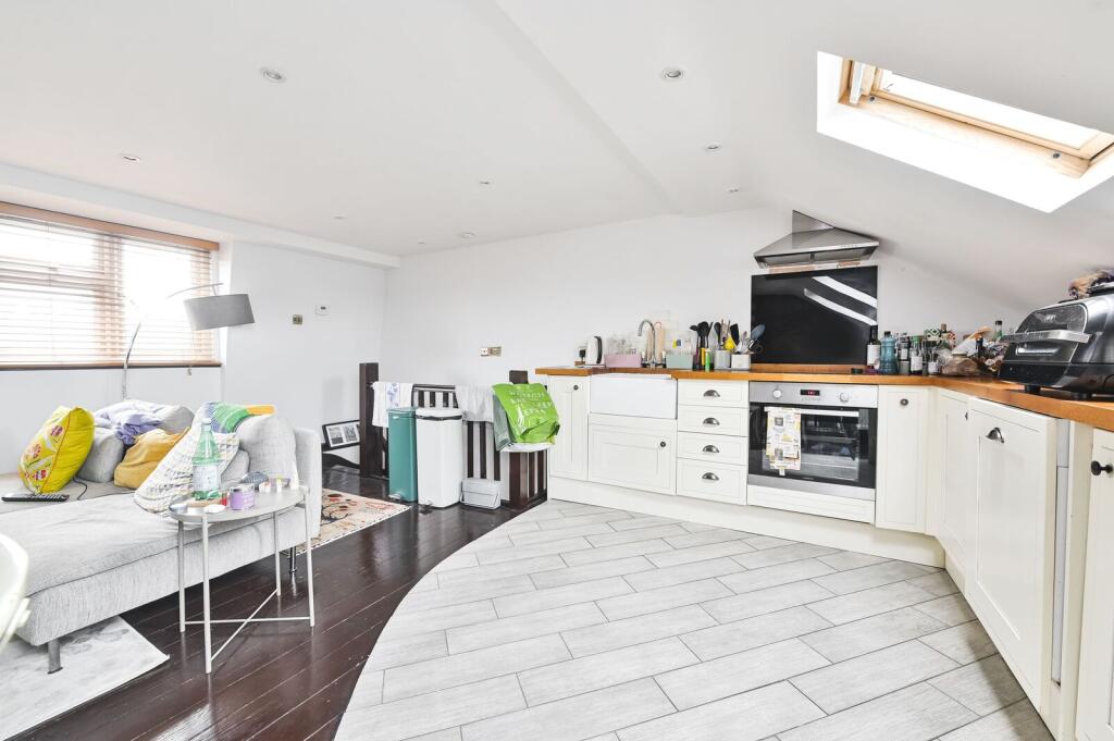 3 bed 1st Floor Flat for rent in Fulham. From Foxtons - Fulham Broadway