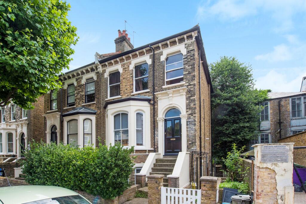 1 bed 1st Floor Flat for rent in London. From Foxtons - Fulham Broadway
