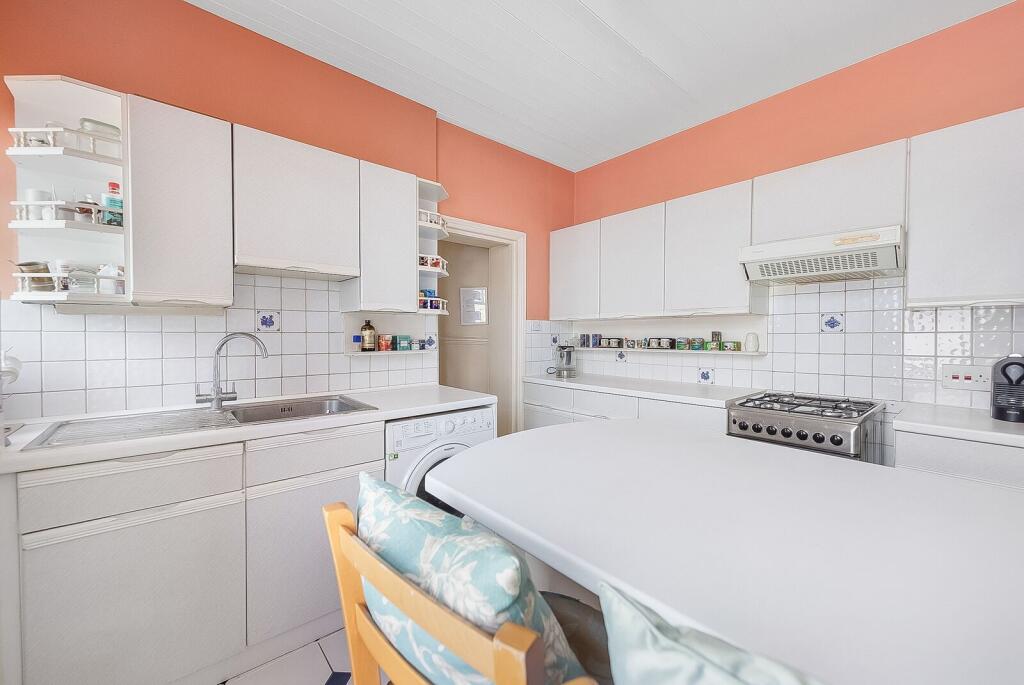 2 bed 1st Floor Flat for rent in London. From Foxtons - Fulham Broadway