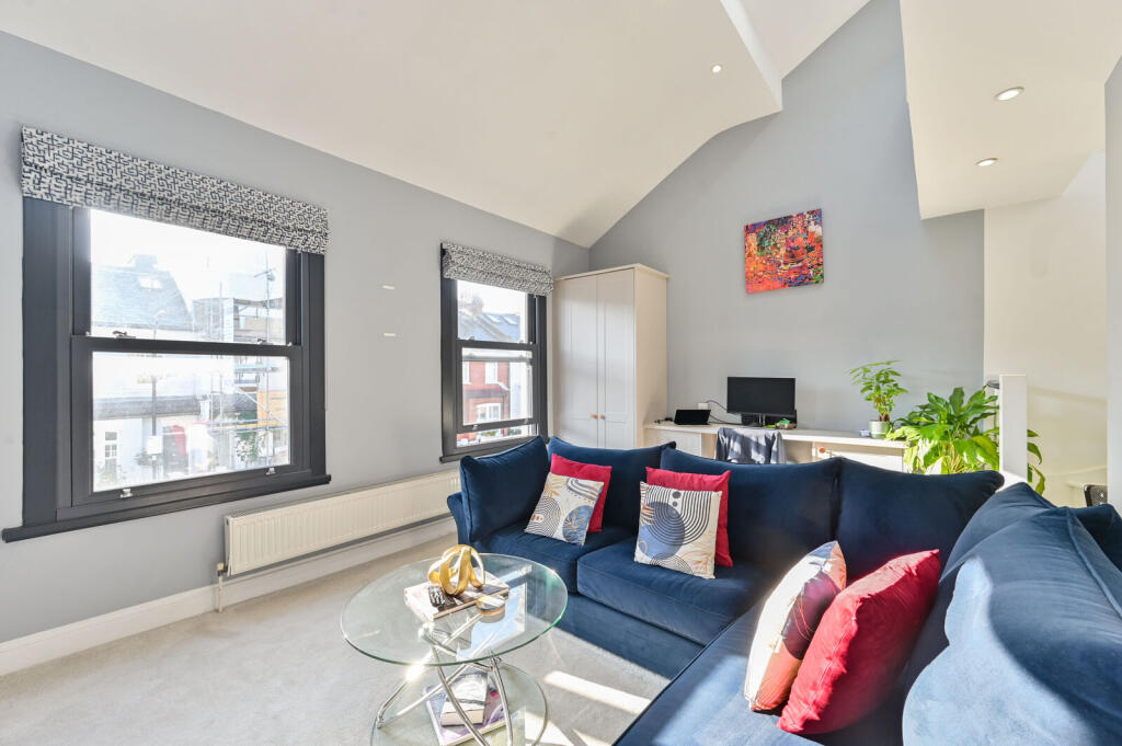 2 bed 1st Floor Flat for rent in London. From Foxtons - Fulham Broadway