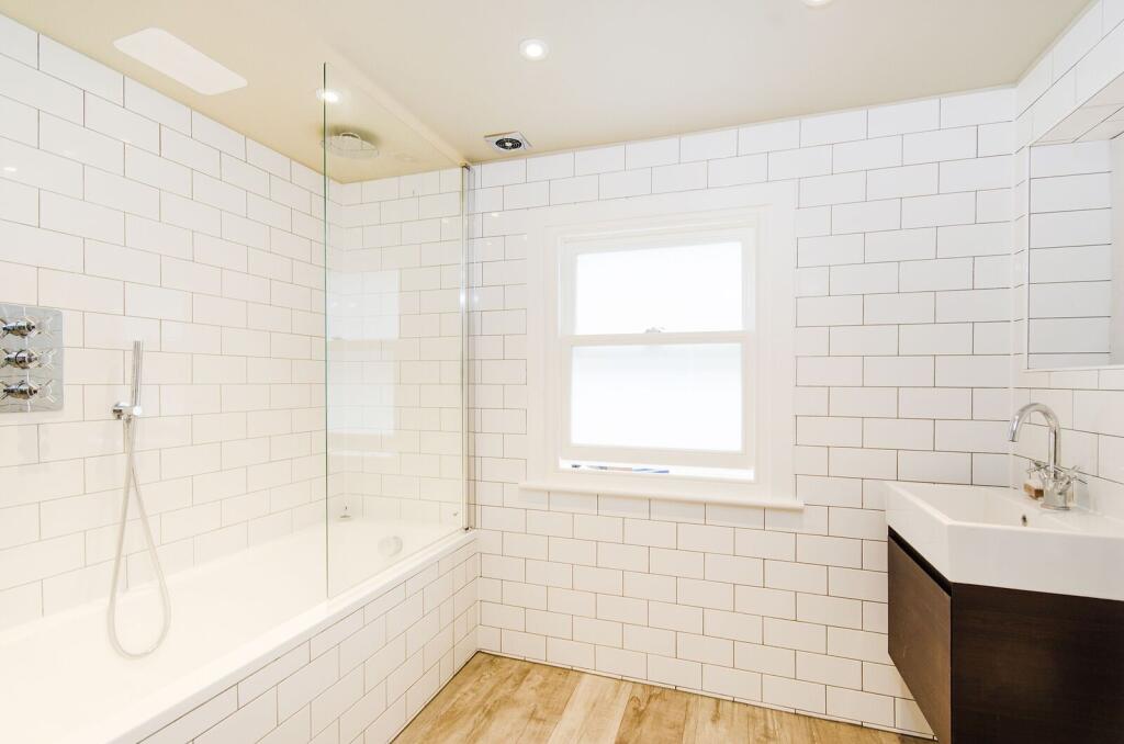 2 bed 1st Floor Flat for rent in London. From Foxtons - Fulham Broadway