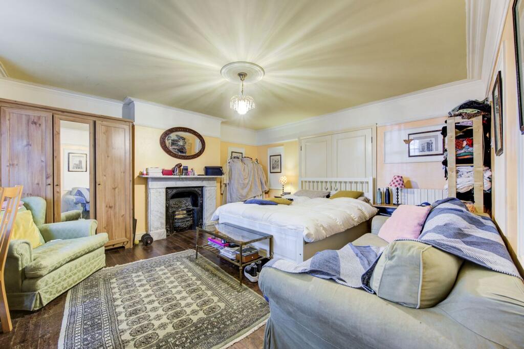 2 bed 1st Floor Flat for rent in London. From Foxtons - Fulham Broadway