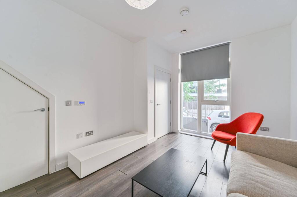 3 bed 1st Floor Flat for rent in London. From Foxtons - Greenwich