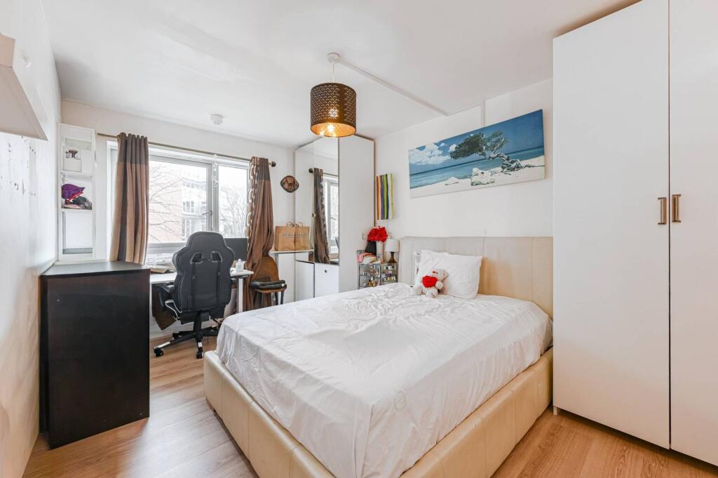 3 bed 1st Floor Flat for rent in London. From Foxtons - Greenwich