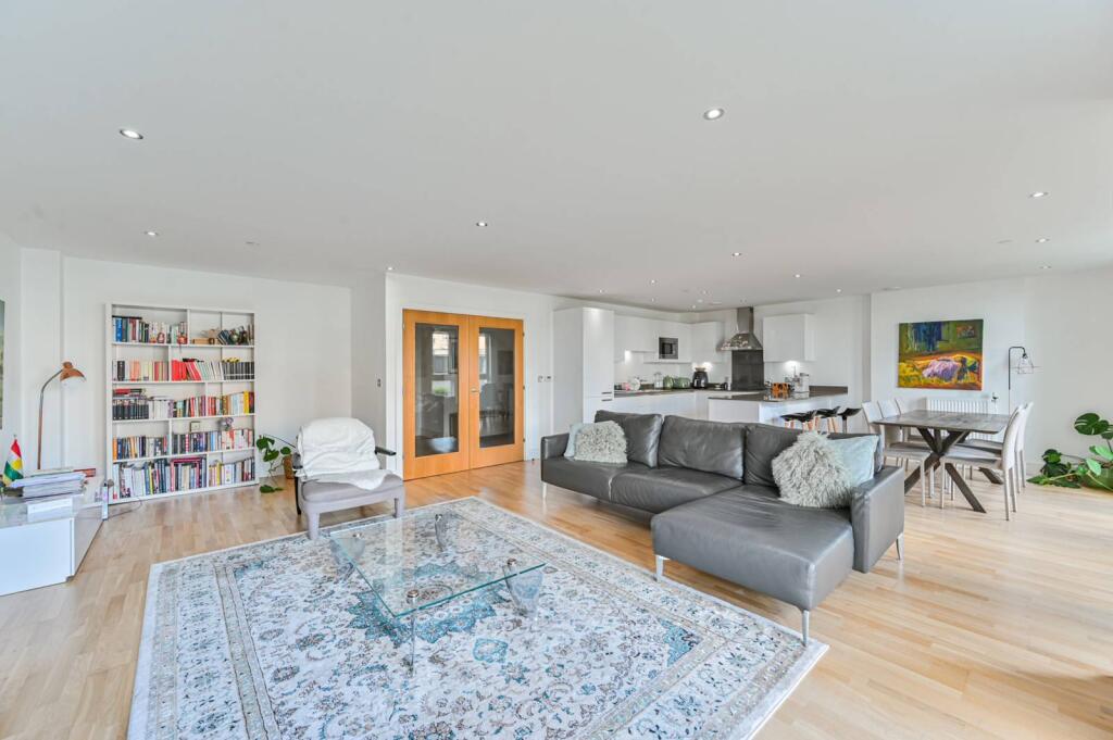 3 bed 1st Floor Flat for rent in London. From Foxtons - Greenwich