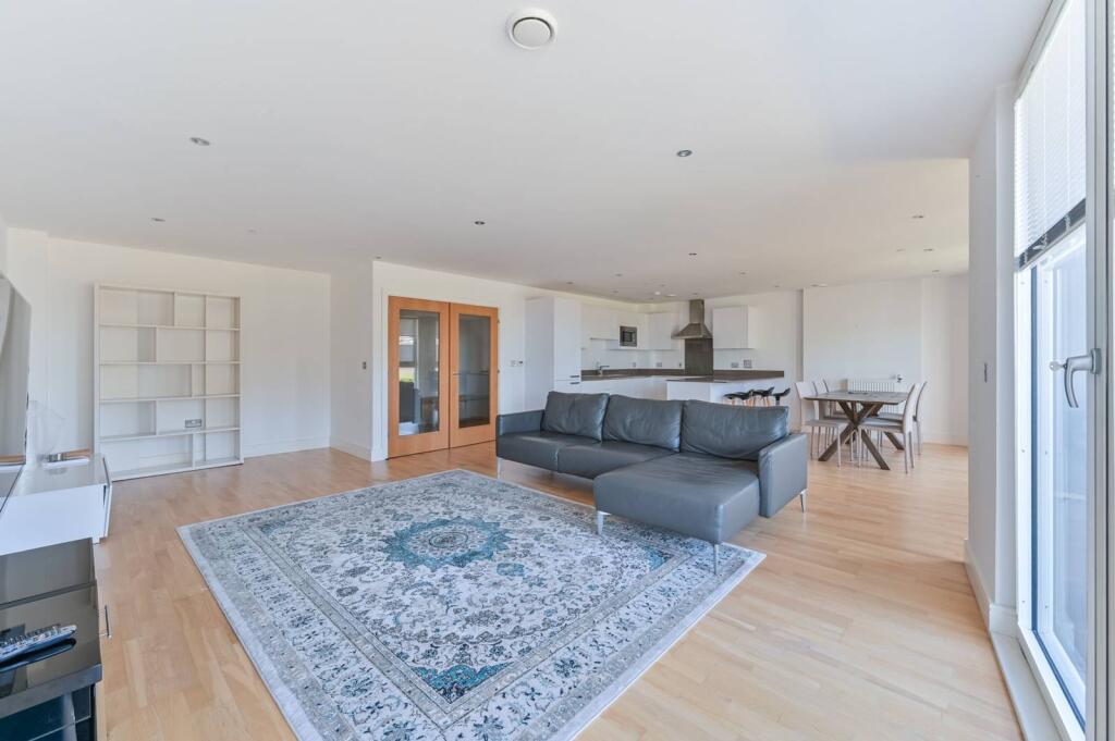 3 bed 1st Floor Flat for rent in London. From Foxtons - Greenwich