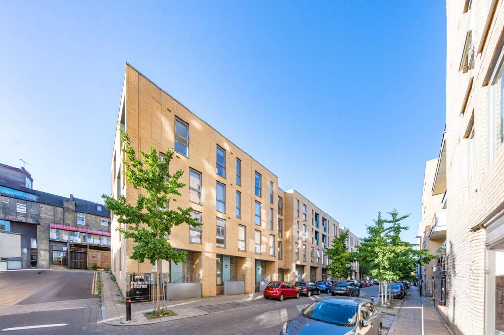 3 bed 1st Floor Flat for rent in London. From Foxtons - Greenwich