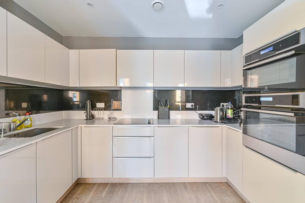 3 bed 1st Floor Flat for rent in London. From Foxtons - Greenwich