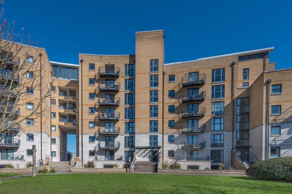 3 bed 1st Floor Flat for rent in Deptford. From Foxtons - Greenwich