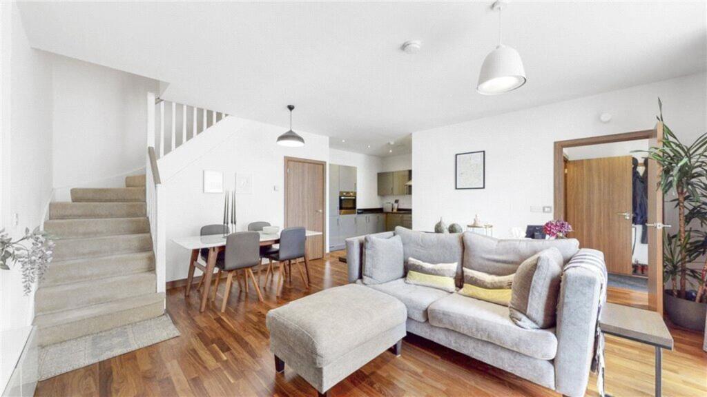 3 bed 1st Floor Flat for rent in London. From Foxtons - Greenwich