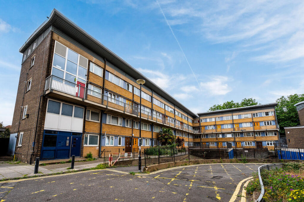 3 bed 1st Floor Flat for rent in London. From Foxtons - Greenwich