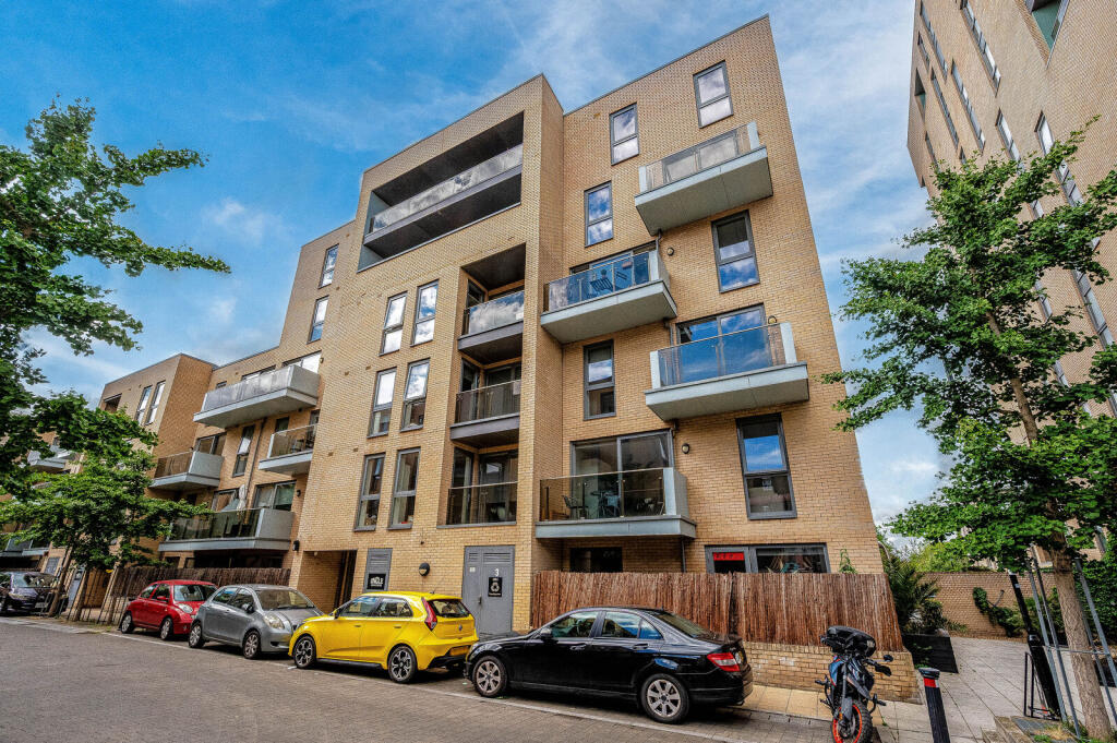 3 bed 1st Floor Flat for rent in London. From Foxtons - Greenwich
