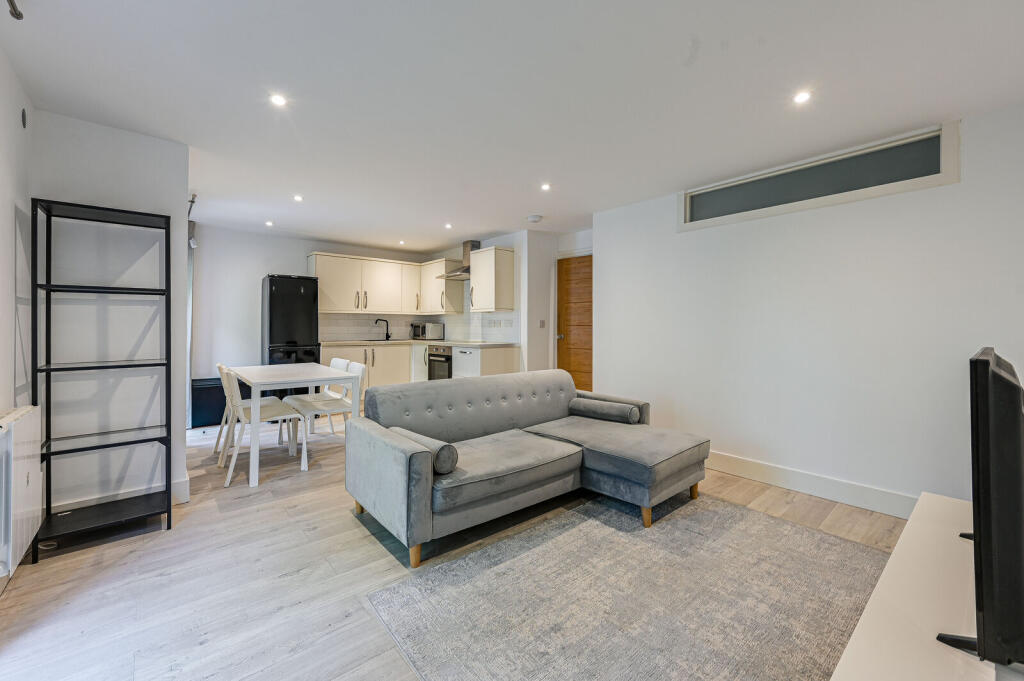 2 bed 1st Floor Flat for rent in London. From Foxtons - Greenwich
