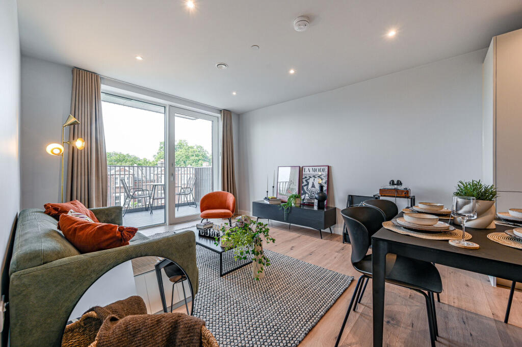 3 bed 1st Floor Flat for rent in London. From Foxtons - Greenwich