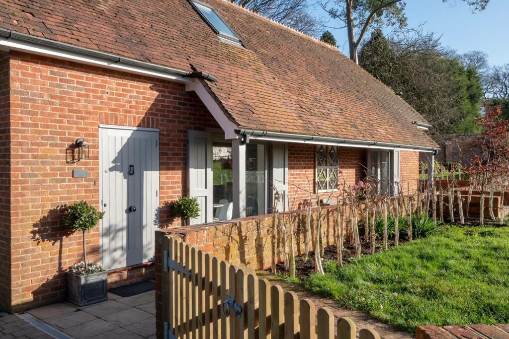 2 bed Cottage for rent in Alfold Crossways. From Foxtons - Guildford