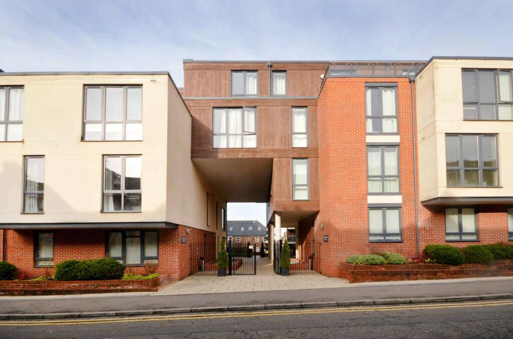 2 bed 1st Floor Flat for rent in Guildford. From Foxtons - Guildford