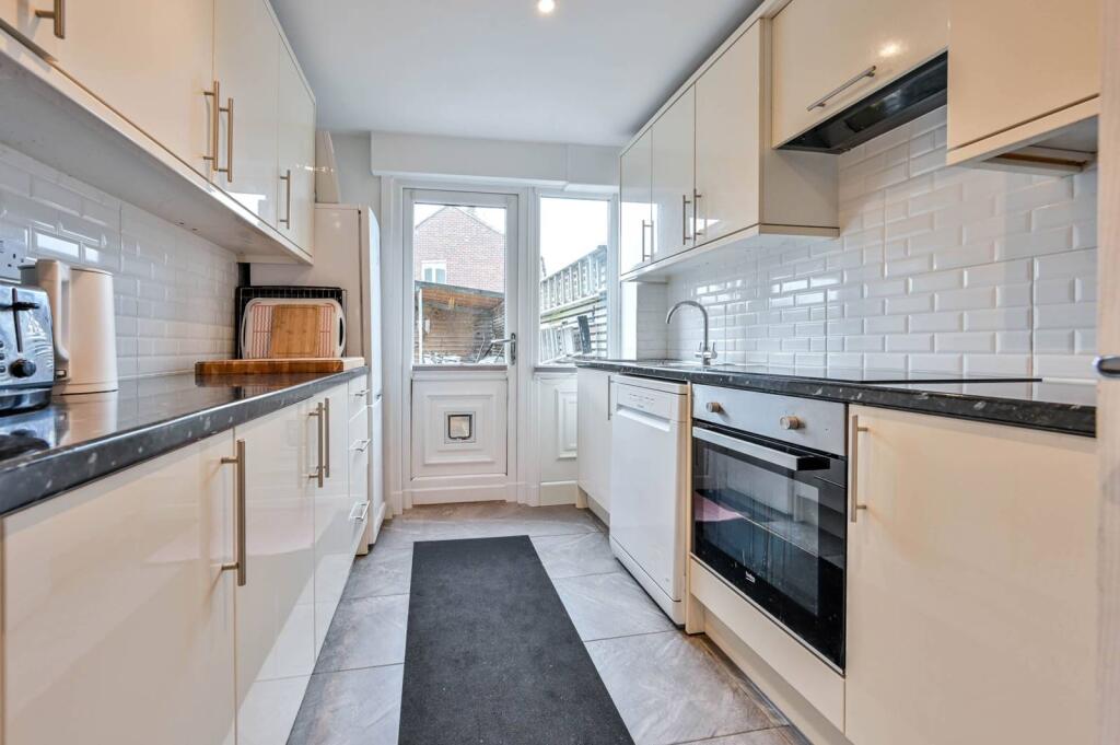 3 bed Semi Detached for rent in Guildford. From Foxtons - Guildford 3 bed Semi Detached for rent in Guildford. From Foxtons - Guildford