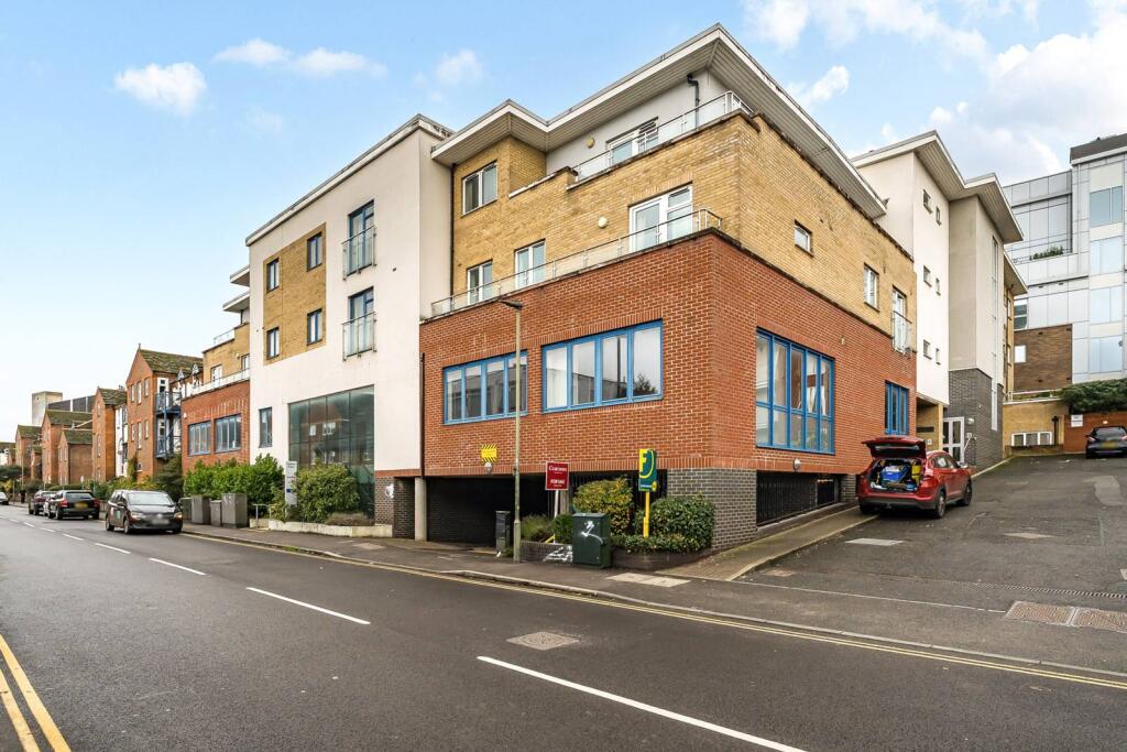 2 bed 1st Floor Flat for rent in Guildford. From Foxtons - Guildford