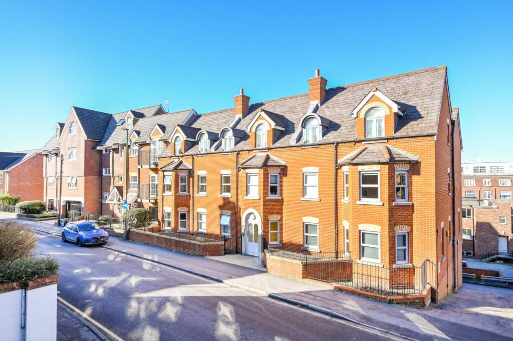 3 bed 1st Floor Flat for rent in Guildford. From Foxtons - Guildford