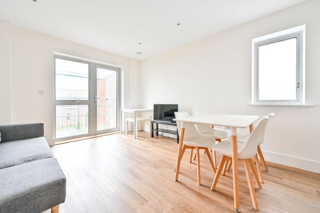 2 bed 1st Floor Flat for rent in Guildford. From Foxtons - Guildford
