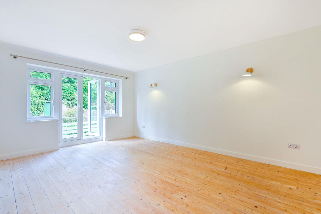 2 bed 1st Floor Flat for rent in Guildford. From Foxtons - Guildford