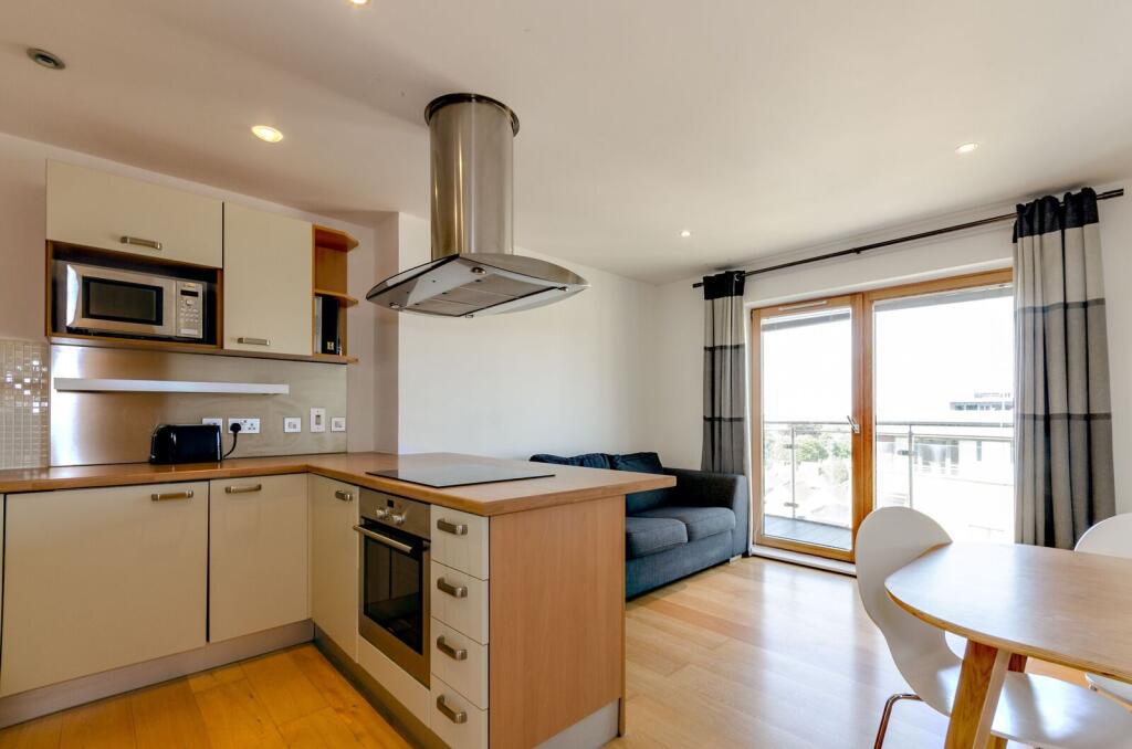 2 bed 1st Floor Flat for rent in Guildford. From Foxtons - Guildford