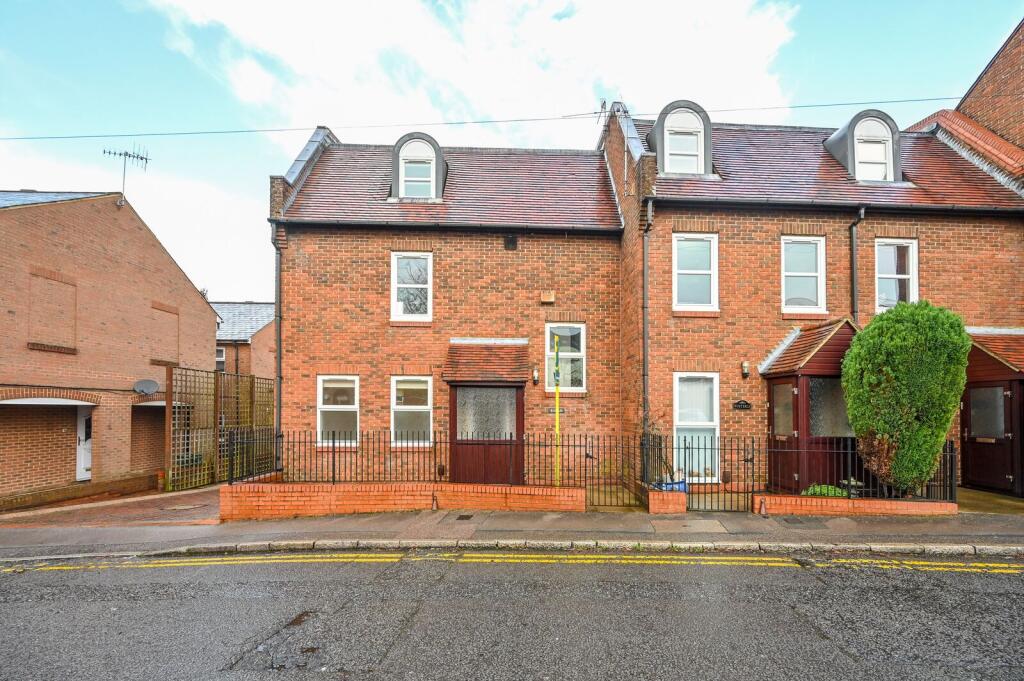 3 bed End of Terrace for rent in Guildford. From Foxtons - Guildford