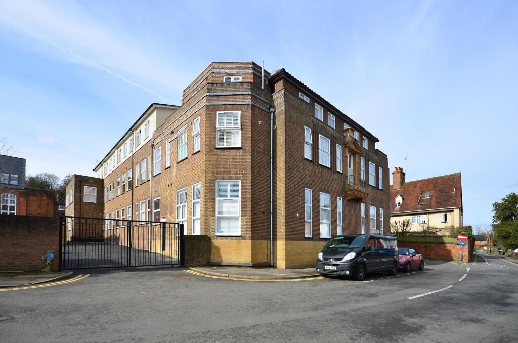 2 bed 1st Floor Flat for rent in Guildford. From Foxtons - Guildford