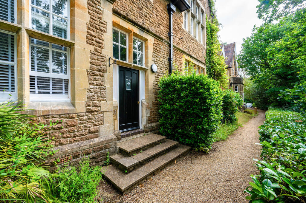 2 bed 1st Floor Flat for rent in Godalming. From Foxtons - Guildford 2 bed 1st Floor Flat for rent in Godalming. From Foxtons - Guildford
