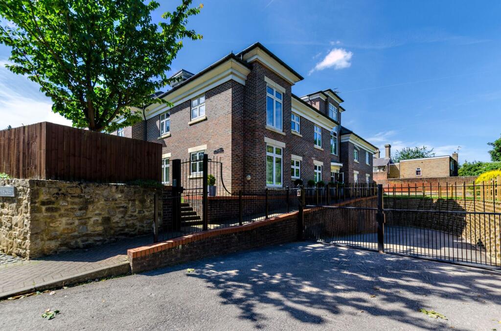2 bed 1st Floor Flat for rent in Guildford. From Foxtons - Guildford