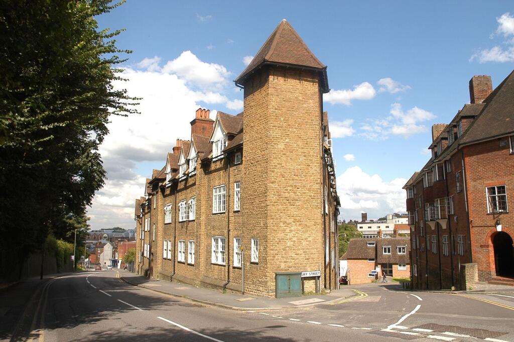 1 bed 1st Floor Flat for rent in Guildford. From Foxtons - Guildford